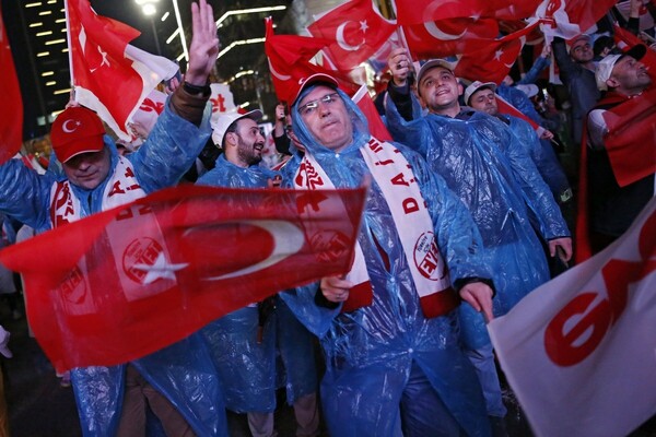Ξέφρενοι πανηγυρισμοί στην Κωνσταντινούπολη και χιλιάδες Τούρκοι στους δρόμους για τον Ερντογάν