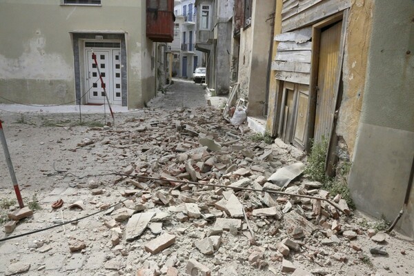 Οι πρώτες εικόνες από το Πλωμάρι μετά το σεισμό-Τραυματίες στα χαλάσματα και ολοκληρωτική καταστροφή στο χωριό Βρίσα