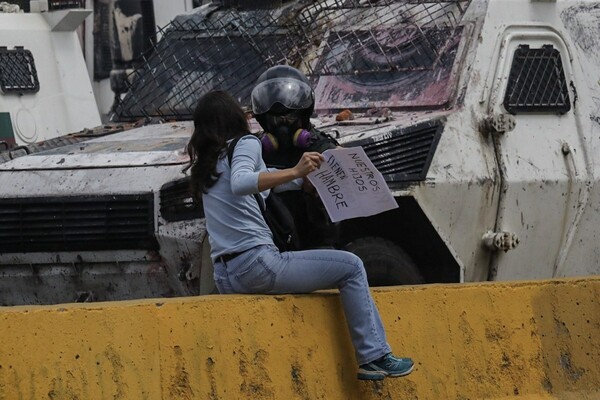 Bενεζουέλα: Ένας ακόμη έφηβος νεκρός από σφαίρα σε διαδήλωση