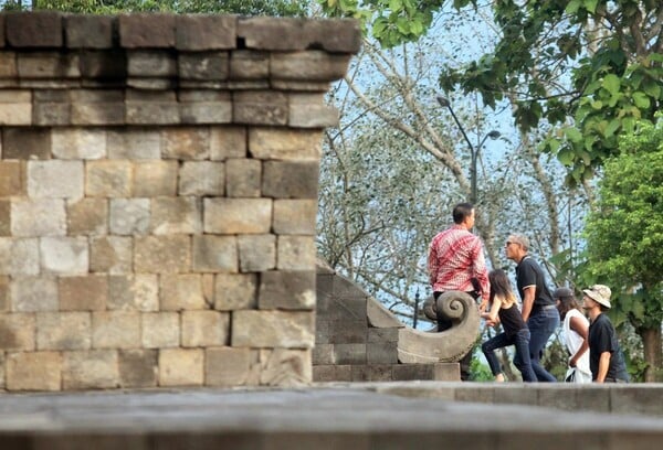 Βουδιστικοί ναοί, ράφτινγκ και φρουρά 650 στρατιωτών - Οι διακοπές των Ομπάμα στην Ινδονησία