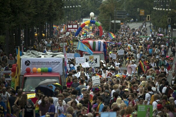 Χιλιάδες άνθρωποι κάθε ηλικίας γιορτάζουν στην Παρέλαση Υπερηφάνειας στο Βερολίνο