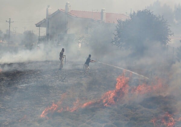 Ανεξέλεγκτη η πυρκαγιά στην Αττική - Σε κατάσταση έκτακτης ανάγκης Κάλαμος, Καπανδρίτι και Βαρνάβας (upd)