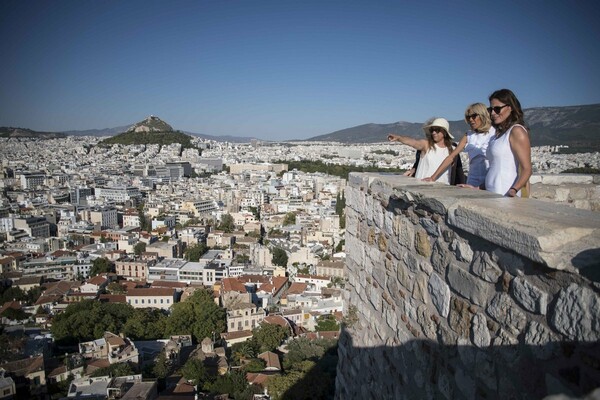 Οι επίσημες φωτογραφίες από την επίσκεψη της Μπριζίτ Τρονιέ και της Μπέτυς Μπαζιάνα στην Ακρόπολη