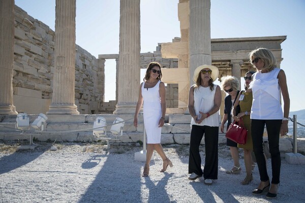 Οι επίσημες φωτογραφίες από την επίσκεψη της Μπριζίτ Τρονιέ και της Μπέτυς Μπαζιάνα στην Ακρόπολη