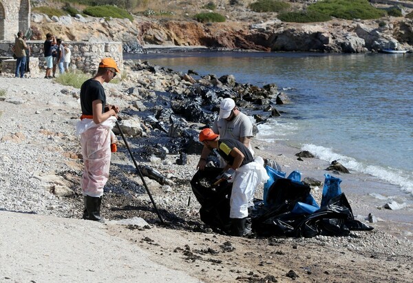 «Μαύρισαν» οι παραλίες στη Σαλαμίνα - Η οικολογική καταστροφή στο Σαρωνικό μέσα από συγκλονιστικές εικόνες και βίντεο