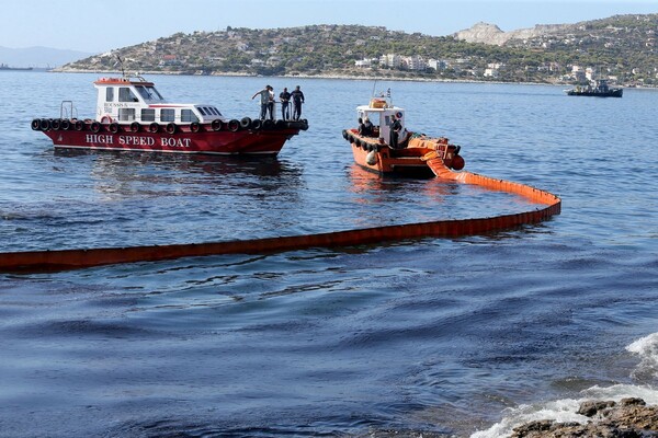 «Μαύρισαν» οι παραλίες στη Σαλαμίνα - Η οικολογική καταστροφή στο Σαρωνικό μέσα από συγκλονιστικές εικόνες και βίντεο