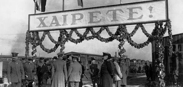 Μια ελληνική λέξη καλωσορίζει τους επισκέπτες της documenta 14 στο Κάσελ