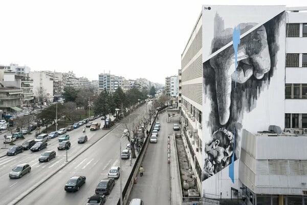 Ο ΙΝΟ μόλις έφτιαξε ένα νέο mural που κοσμεί το Ιπποκράτειο Νοσοκομείο Θεσσαλονίκης