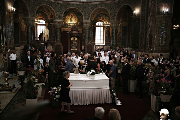 Το τελευταίο αντίο στη Ζωή Λάσκαρη - Πλήθος κόσμου, ηθοποιοί και πολιτικοί στην κηδεία της ηθοποιού (ΦΩΤΟΓΡΑΦΙΕΣ)