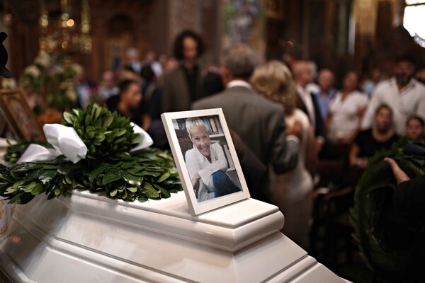 Το τελευταίο αντίο στη Ζωή Λάσκαρη - Πλήθος κόσμου, ηθοποιοί και πολιτικοί στην κηδεία της ηθοποιού (ΦΩΤΟΓΡΑΦΙΕΣ)