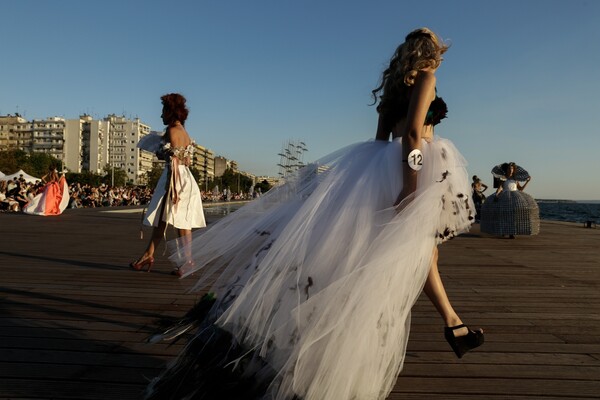 Η διαφορετική πασαρέλα της Θεσσαλονίκης με δημιουργίες από ανακυκλώσιμα υλικά επέστρεψε