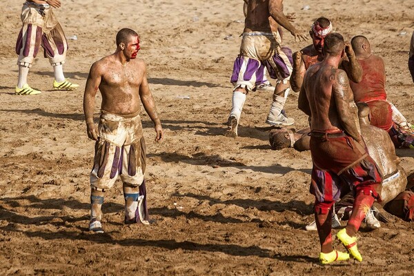 Calcio Storico: Ο πιο σκληρός και πρωτόγονος αγώνας του κόσμου γίνεται κάθε χρόνο στη Φλωρεντία