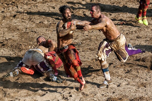 Calcio Storico: Ο πιο σκληρός και πρωτόγονος αγώνας του κόσμου γίνεται κάθε χρόνο στη Φλωρεντία