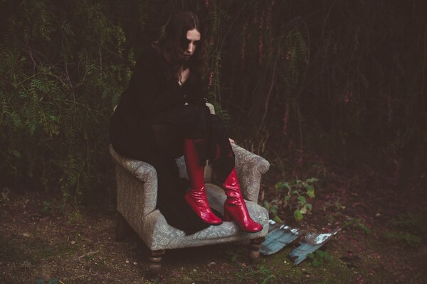 Η Chelsea Wolfe λέει ότι γράφει τραγούδια για στραπατσαρισμένους ανθρώπους