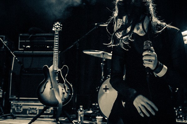 Η Chelsea Wolfe λέει ότι γράφει τραγούδια για στραπατσαρισμένους ανθρώπους