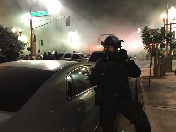 ΗΠΑ: Δακρυγόνα και σπρέι πιπεριού για τη διάλυση διαδηλωτών κατά του Τραμπ στο Φοίνιξ
