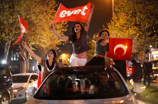 Ξέφρενοι πανηγυρισμοί στην Κωνσταντινούπολη και χιλιάδες Τούρκοι στους δρόμους για τον Ερντογάν