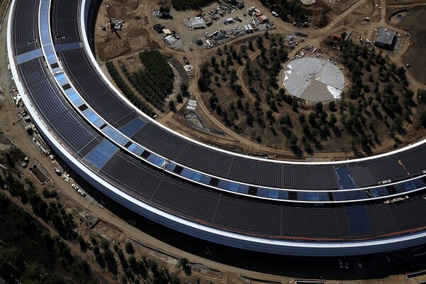 Εντυπωσιακές φωτογραφίες αποκαλύπτουν το φουτουριστικό αρχηγείο της Apple λίγο πριν οι πύλες του ανοίξουν