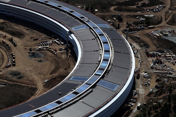 Εντυπωσιακές φωτογραφίες αποκαλύπτουν το φουτουριστικό αρχηγείο της Apple λίγο πριν οι πύλες του ανοίξουν