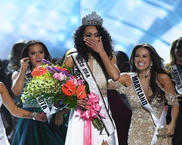 Η φετινή Miss USA είναι 25χρονη Αφροαμερικανή, πυρηνική χημικός και δεν θέλει να αποκαλεί τον εαυτό της φεμινίστρια