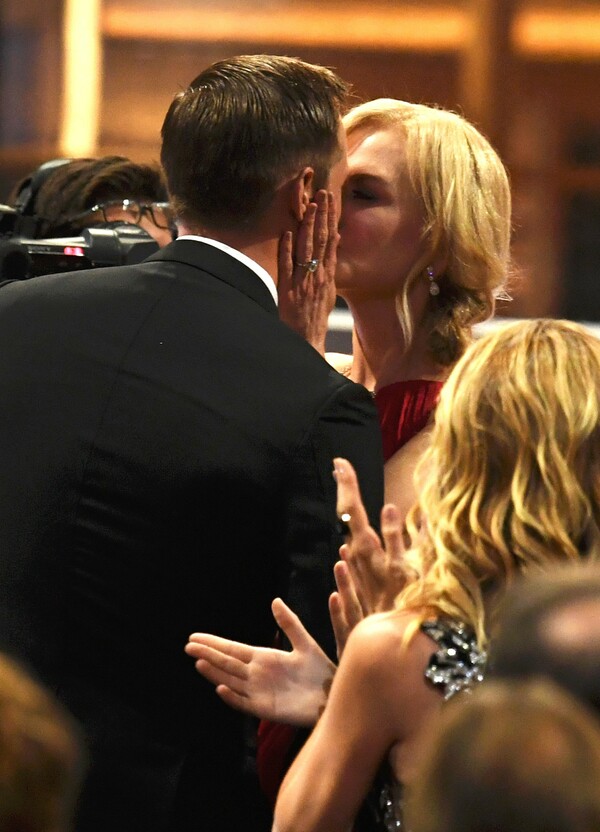 Αυτό ήταν το πιο περίεργο και πολυσυζητημένο φιλί των Emmy - Spoiler: Δεν είναι ο Κeith Urban