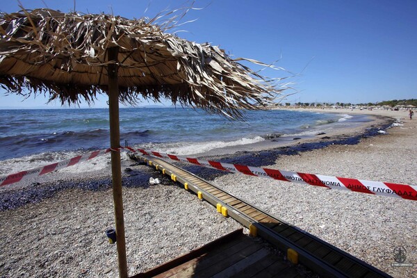 «Μαύρισε» και η Γλυφάδα - Σοκαριστικές φωτογραφίες δείχνουν τη μεγάλη ρύπανση