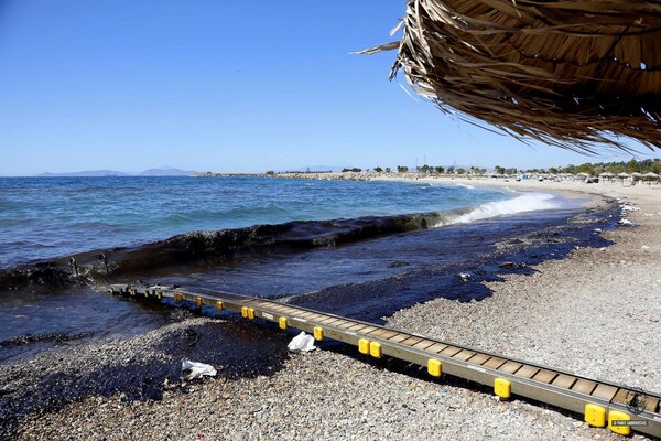 «Μαύρισε» και η Γλυφάδα - Σοκαριστικές φωτογραφίες δείχνουν τη μεγάλη ρύπανση