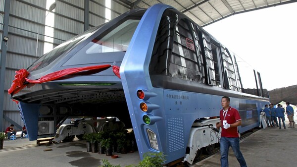 To λεωφορείο του μέλλοντος που περνά πάνω από αυτοκίνητα στην Κίνα είναι απλώς μια μεγάλη απάτη