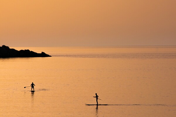 Sup, yoga και surf στη Μεσακτή της Ικαρίας