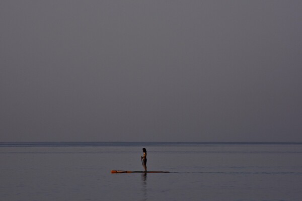 Sup, yoga και surf στη Μεσακτή της Ικαρίας