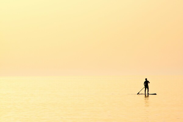 Sup, yoga και surf στη Μεσακτή της Ικαρίας