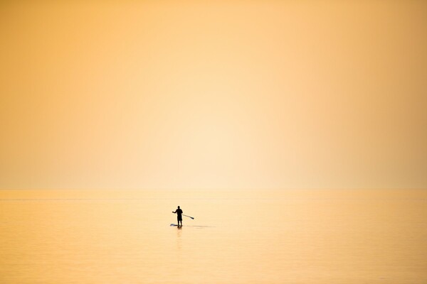 Sup, yoga και surf στη Μεσακτή της Ικαρίας