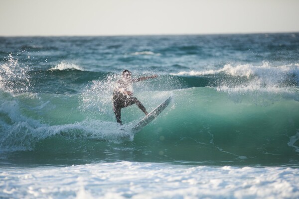 Sup, yoga και surf στη Μεσακτή της Ικαρίας