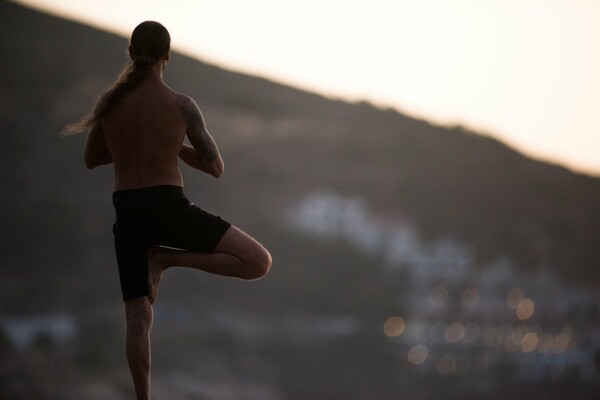 Sup, yoga και surf στη Μεσακτή της Ικαρίας