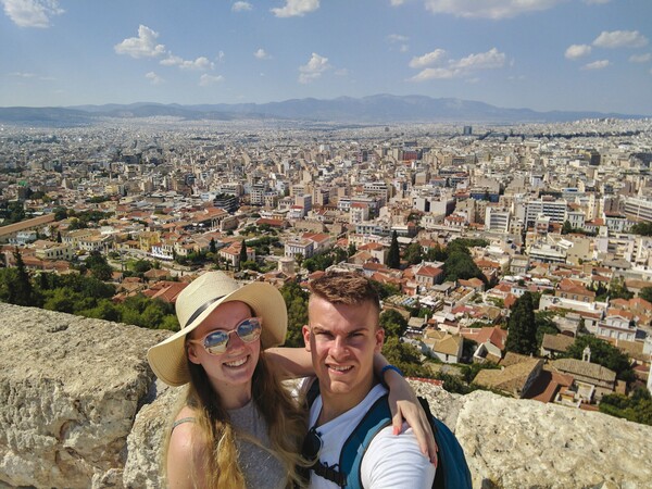 Βόλτες στην Αθήνα με ένα νέο, πανέξυπνο είδος τουρίστα, που έχει να μας διδάξει πολλά