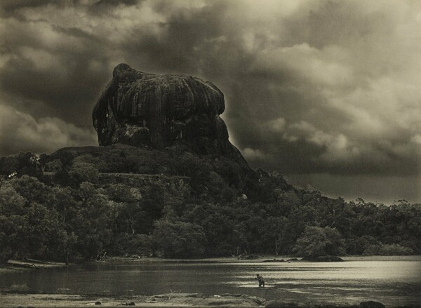 Ανακαλύπτοντας την Κεϋλάνη του πρωτοπόρου φωτογράφου Lionel Wendt
