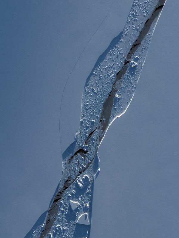 Νέες φωτογραφίες δείχνουν με εκπληκτική λεπτομέρεια την αποκόλληση του τεράστιου παγόβουνου στον Larsen C