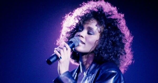 48 λόγοι που αγαπάμε ακόμα την Whitney Houston (όσα και τα χρόνια που πέρασε στον πλανήτη μας)