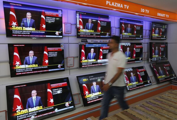 Η Τουρκία απαγόρευσε τις τηλεοπτικές εκπομπές με γνωριμίες ζευγαριών