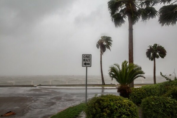 60 εικόνες από τον τυφώνα Harvey, που δείχνουν όλες τις πτυχές της καταστροφής