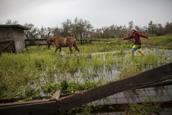 60 εικόνες από τον τυφώνα Harvey, που δείχνουν όλες τις πτυχές της καταστροφής