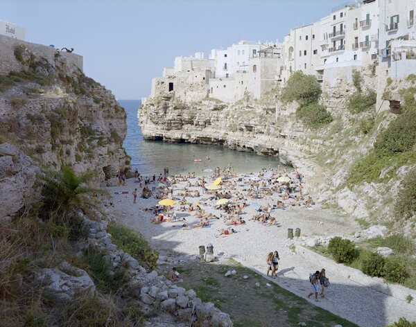 Τόσοι πολλοί άνθρωποι, τόσες λίγες παραλίες