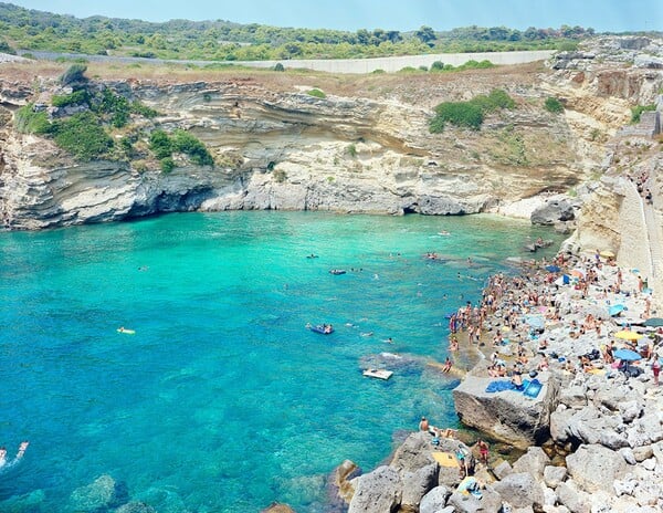 Τόσοι πολλοί άνθρωποι, τόσες λίγες παραλίες