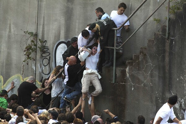 Το φονικό Love Parade του Duisburg: Χιλιάδες παγιδεύτηκαν σε τούνελ και μετά η κατάσταση ξέφυγε με πανικό και ποδοπάτημα