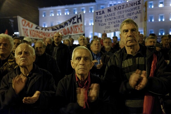 Χιλιάδες συνταξιούχοι στο Σύνταγμα - Διαδηλώνουν κατά των περικοπών στις συντάξεις