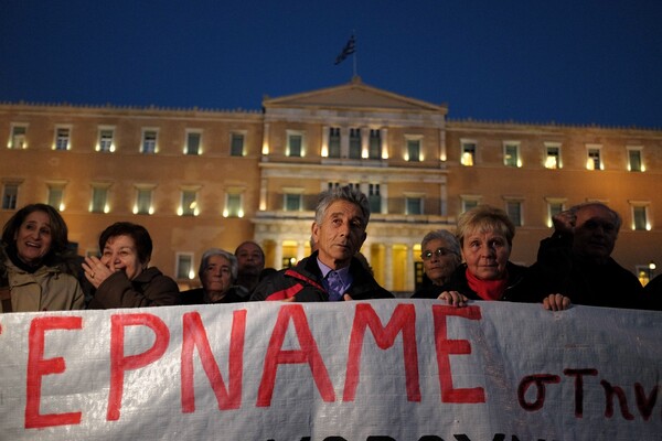 Χιλιάδες συνταξιούχοι στο Σύνταγμα - Διαδηλώνουν κατά των περικοπών στις συντάξεις