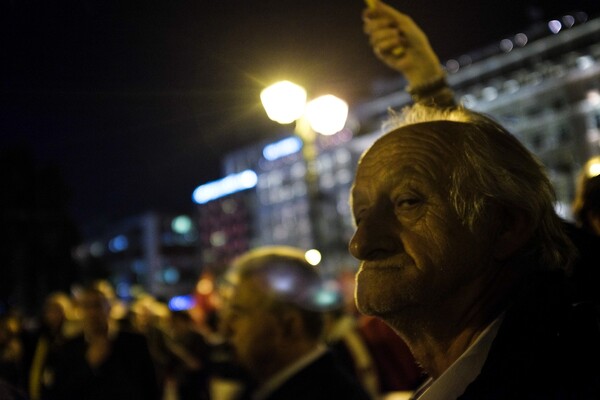 Χιλιάδες συνταξιούχοι στο Σύνταγμα - Διαδηλώνουν κατά των περικοπών στις συντάξεις