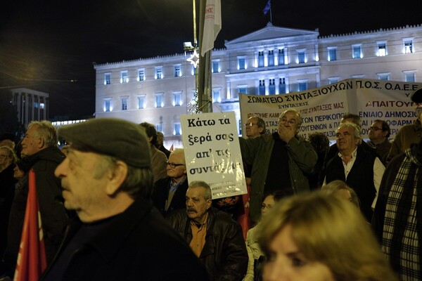 Χιλιάδες συνταξιούχοι στο Σύνταγμα - Διαδηλώνουν κατά των περικοπών στις συντάξεις