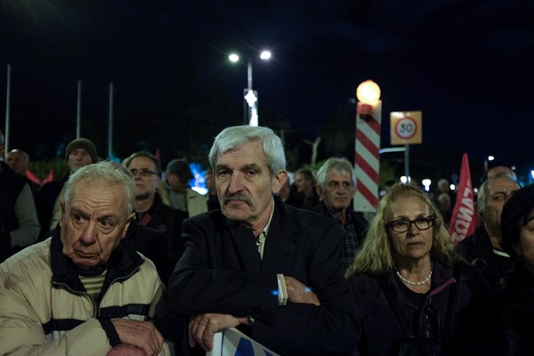 Χιλιάδες συνταξιούχοι στο Σύνταγμα - Διαδηλώνουν κατά των περικοπών στις συντάξεις