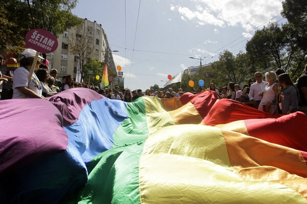 Η πρώτη ανοικτά ομοφυλόφιλη πρωθυπουργός της Σερβίας μαζί με εκατοντάδες πολίτες στο Gay Pride